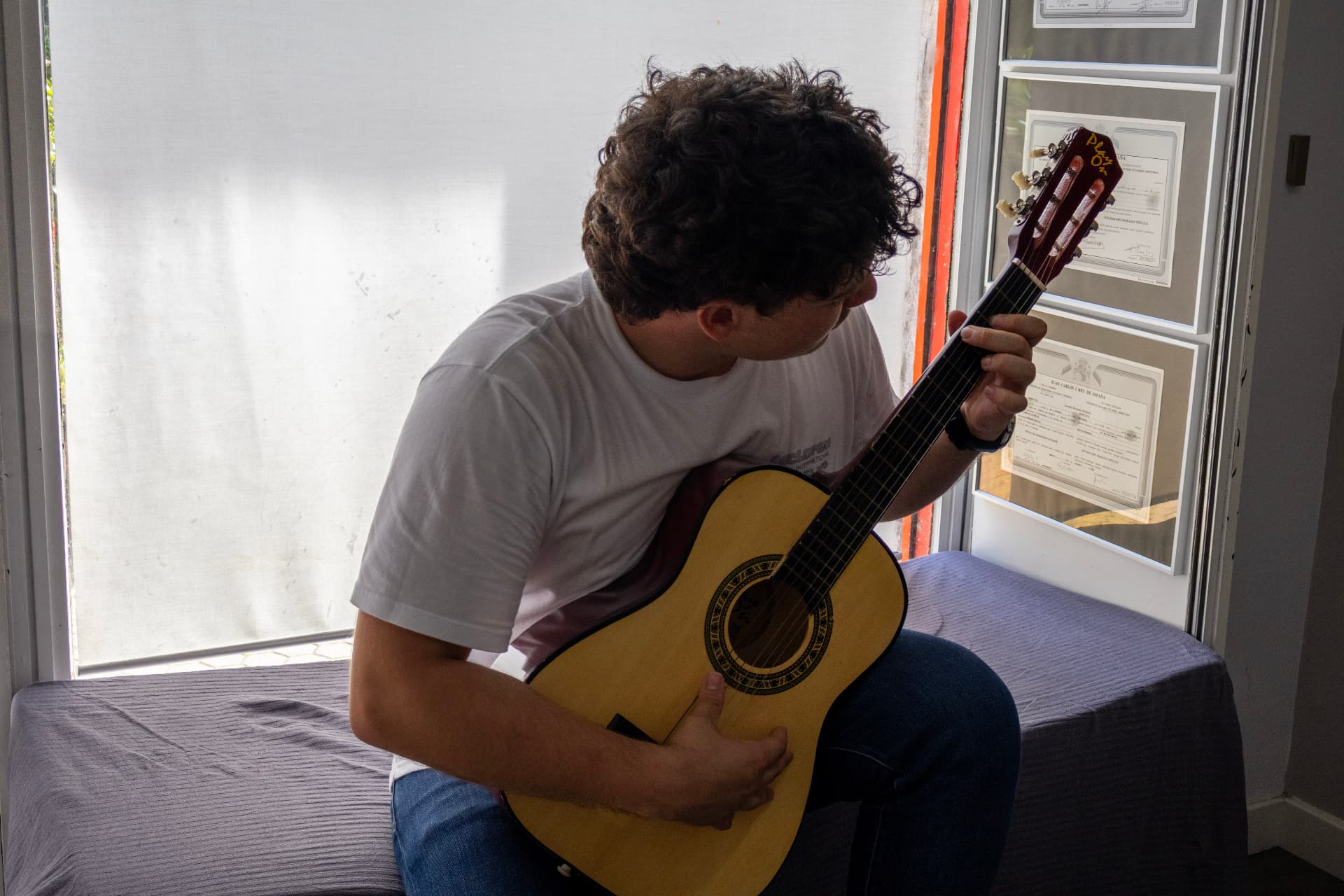 Alumno tocando una guitarra clásica en LB Piano Eskola